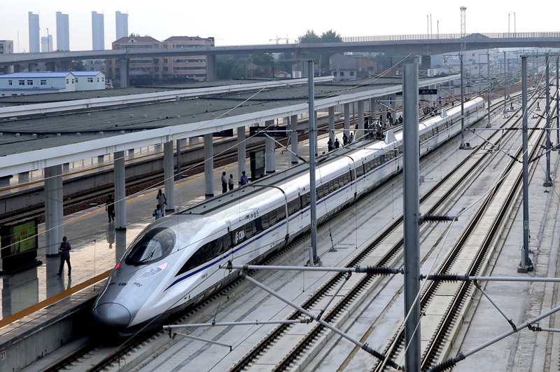 9月10日，首趟郑徐高铁动车组列车停靠在河南商丘站。新华社记者李安摄