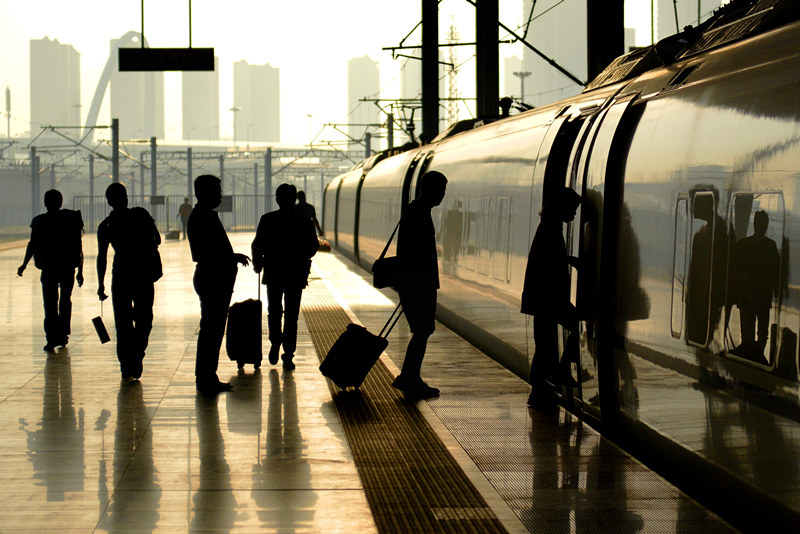 9月9日，旅客在天津西站登上高铁列车。新华社发