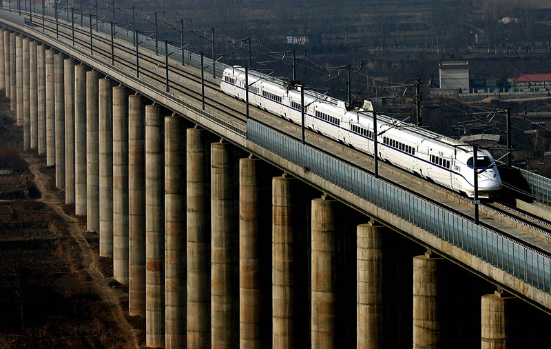 一列试运行的动车组列车从郑西高铁三门峡附近的一座特大型桥梁上驶过（2010年1月16日摄）。新华社记者王颂摄