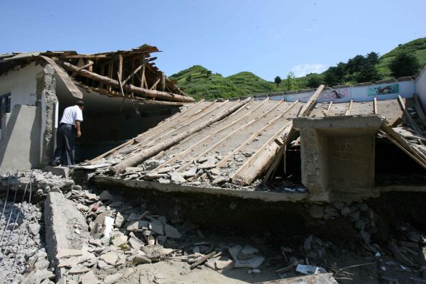 资料图片：2012年8月13日，朝鲜平安南道成川郡遭遇水灾。（新华社发）