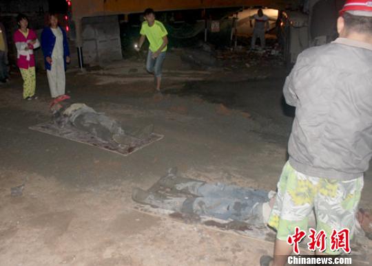 现场救出躺在木板上的被埋工人师傅。 钟欣摄