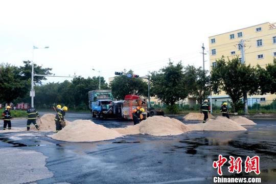 消防官兵在事发现场利用沙土进行处置。 吕帅锡 摄
