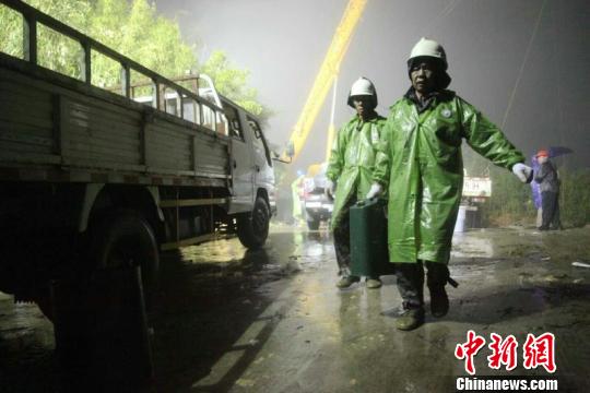 200多名电力员工冒雨彻夜抢修恢复厦门高铁供电