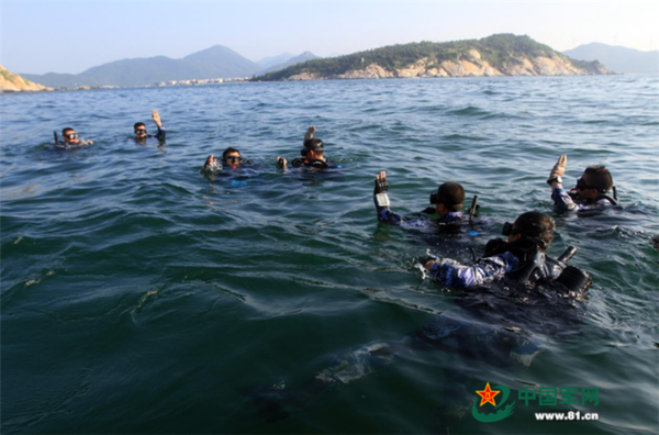 红方蛙人破袭分队先行登岛。夏德伟摄