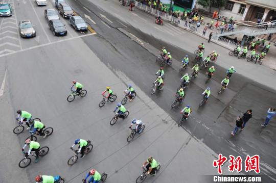 图为“无车日”百名骑友骑车,意在唤醒民众少开车、少排放的环保意识。 杨艳敏 摄 图为“无车日”百名骑友骑车,意在唤醒民众少开车、少排放的环保意识。 杨艳敏 摄