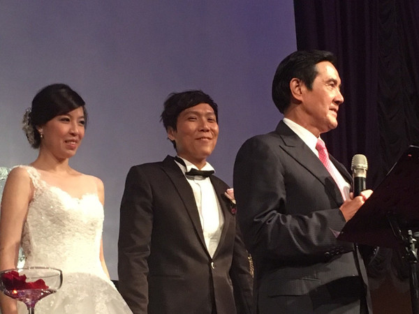  马英九(右)25日晚间受邀为一对媒体人证婚。（图片来源：台湾《联合报》）