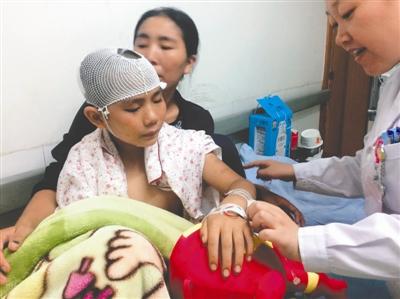 四川泸山猴子伤人12岁学生遭围攻撕咬头部（图）