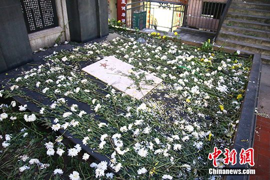 烈士墓上面的花草被踩坏,周围一片狼藉。 中新社发苏志刚摄图片来源：CNSPHOTO