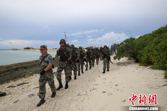 三沙警备区现役官兵与岛礁民兵正在常态化训练。 农史善摄