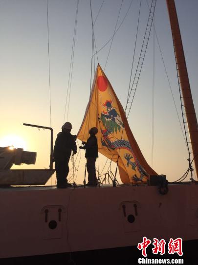10月1日，“致远”纪念舰升起龙旗，准备起航。 张颖摄