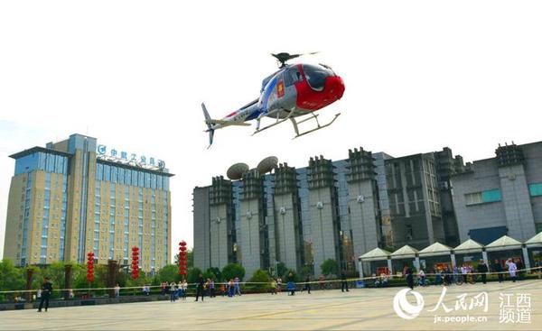 10月1日下午，中航工业昌飞公司飞行员刘剑驾驶AC311型直升机迎娶新娘胡悦，AC311型直升机即将在昌河广场降落。