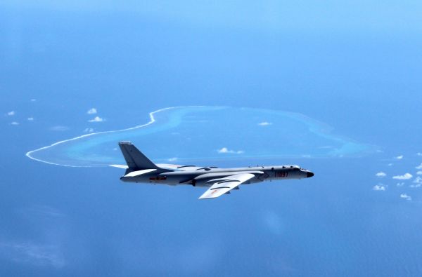 近日，空军轰-6K飞机在黄岩岛等岛礁附近空域巡航。新华社发（刘锐摄）