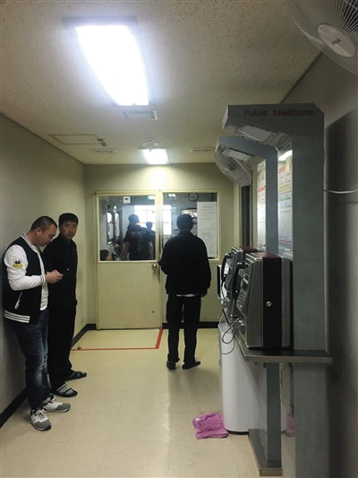 济州机场内进出“小黑屋”的门紧闭，中国游客被扣押在此。
