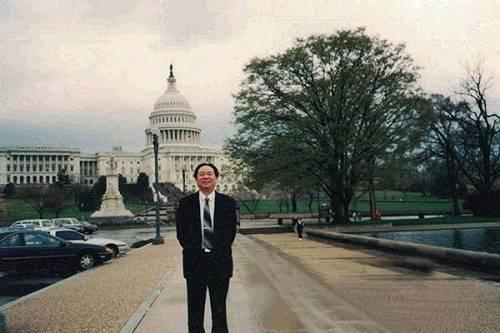 神话和荒唐背后的牟其中