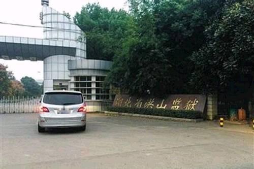 其入狱的这些年，是中国经济发展最快的一段时间。牟其中受审时，BP机在国内如日中天，其出狱时，移动互联网已经无处不在。