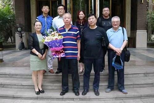 那之后的几天时间里，牟其中能不能东山再起成了热门话题。有观点认为他的知识体系和技术技能大部分已经脱节于时代，很难迎头赶上。