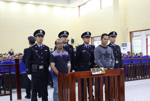 被告人王杰（左一）、王春任（左二）听判。图片来源：隆林各族自治县人民法院官网