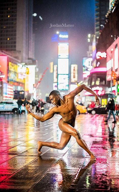 美摄影师拍芭蕾舞者街头裸舞唯美惊艳
