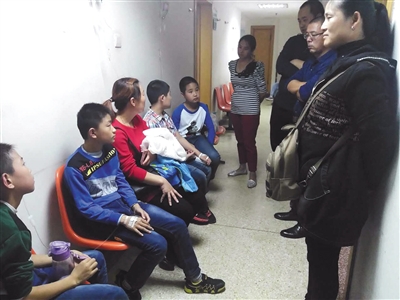 在石家庄市白求恩国际和平医院的走廊里，站满了前来就诊的学生和家长。新京报记者卢通摄