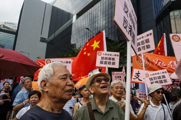 “反辱华反港独”大联盟26日在香港立法会大楼外集会，抗议两名年轻议员在宣誓仪式上使用辱国词语。(法新社)