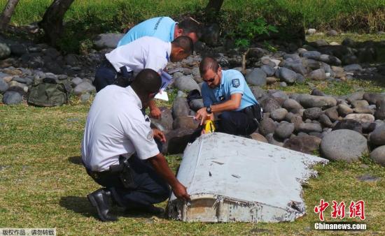 资料图：在法属留尼汪岛海岸线上发现飞机残骸。