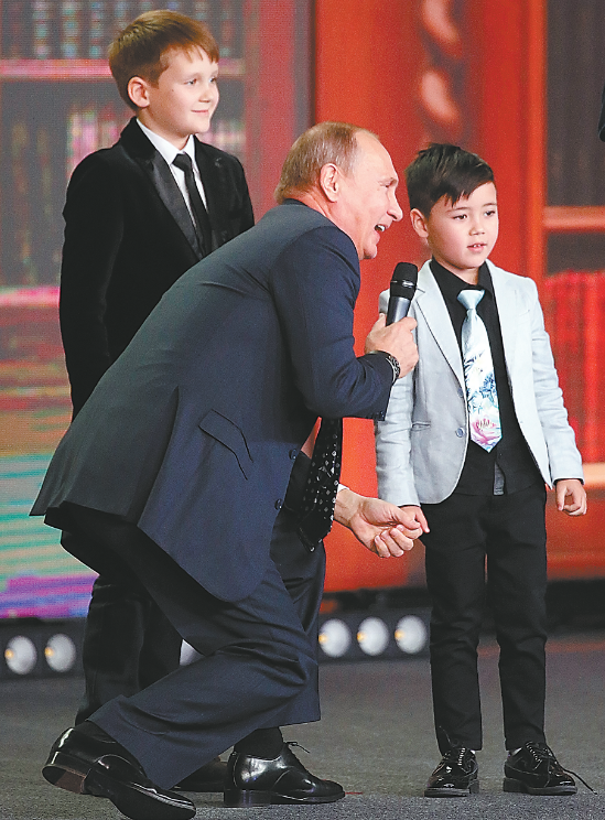 24日，俄罗斯总统普京在莫斯科出席俄罗斯地理学会奖颁奖典礼，与小正太开起了“国际玩笑”。