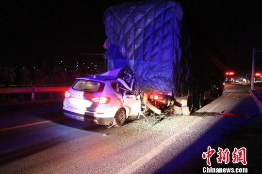 大理云浪收费站外发生车祸致五人死亡