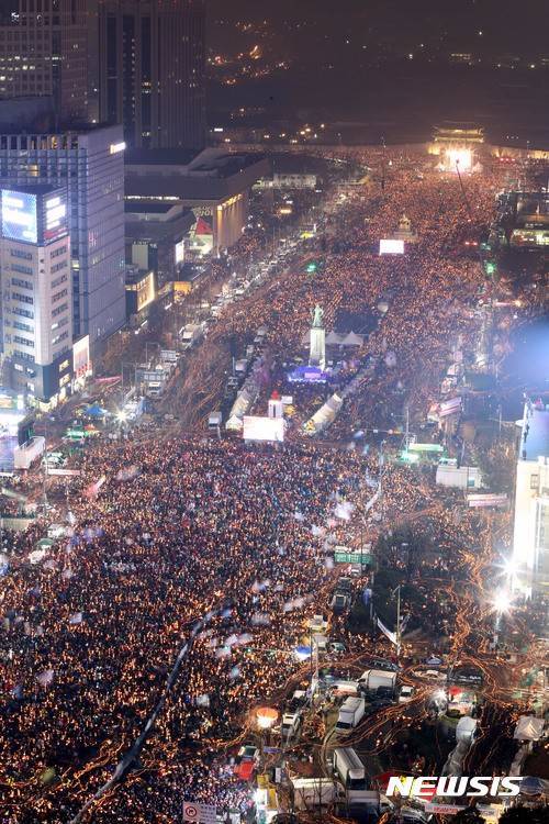 11月26日，韩国民众在首尔举行第5次烛光集会，130万人包围青瓦台要求总统朴槿惠下台。