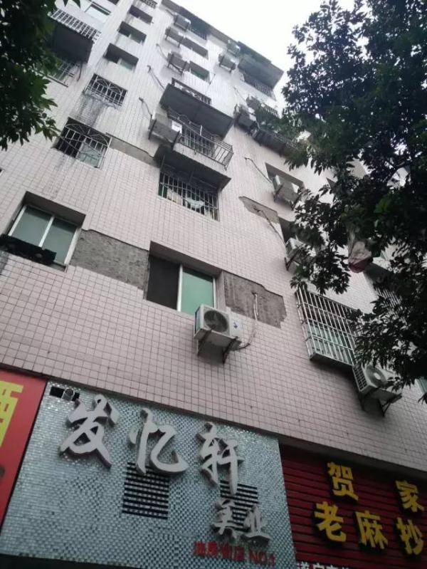 遂宁市公安局12月6日晚发布的情况通报显示,11月11日上午11时08分,遂宁市公安局船山分局镇江寺派出所接到110指挥中心指令:“在船山区油房街君利来百货旁边一居民楼上坠落一个健身铁球,砸中楼下路过行人所推婴儿车内的婴儿。”