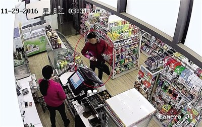 女店员挥电棍对峙持刀劫匪给800多元后报警擒匪