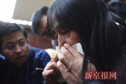 受害人的姐姐在接受媒体采访。新京报记者 王飞 摄