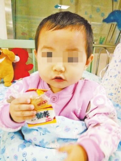 灵宝1岁半女童吃饭时出意外 筷子插进左眼