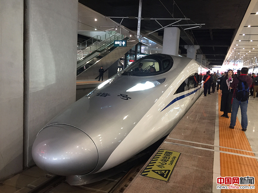 12月28日，昆明南到贵阳北段的首发列车G4136次10点从昆明南站发车。