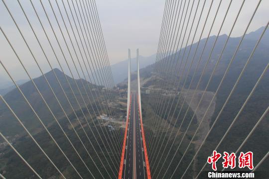 图为，北盘江第一桥横跨高山峡谷 隋业辉 摄