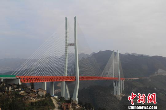 世界第一高桥跨越云贵两省桥面至谷底约200层楼高