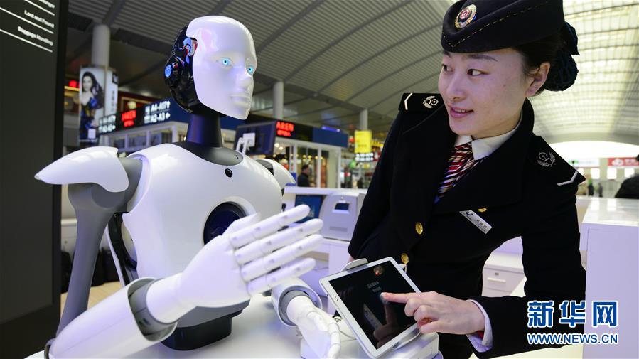 #（社会）（1）智能机器人亮相济南西站