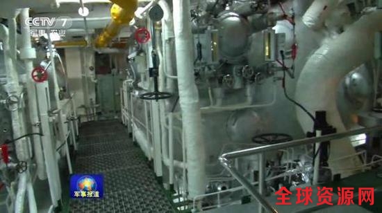 老兵在航母上维护锅炉 近70℃不换检修服排除故障
