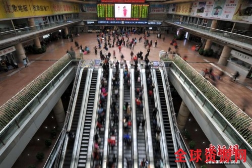资料图：2016年2月4日，春节临近，全国春运也进入了返乡高峰期。当日，北京西站加开临客列车21列，车站候车大厅内人头攒动，入站旅客已增至最高峰，日发送旅客23万人次，同比略有下降，人们纷纷带着一年的收获和喜悦踏上回家之路。 未来三天，北京铁路局累计加开至长春、哈尔滨、合肥、武昌、成都、西安、济南等方向直通列车169列，北京四大火车站预计发送旅客逼近55万。 金硕 摄
