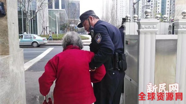 图说：日前，一张老民警耐心搀扶老太太的照片在网上引发网友点赞。上海警方图