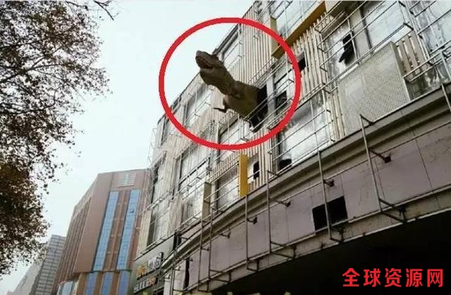 新乡一小区楼房现“恐龙“ 破窗而出吓坏路人