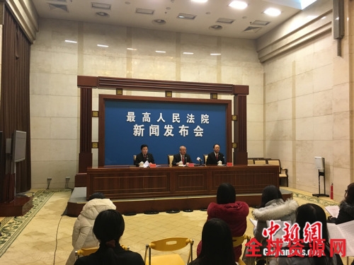 2017年1月11日上午，最高人民法院在北京举行新闻发布会，发布《最高人民法院关于审理商标授权确权行政案件若干问题的规定》相关内容并回答记者提问。 汤琪摄