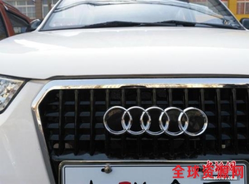 资料图：一电动汽车专卖店待售的电动汽车酷似各种知名豪车品牌。 图片来源：视觉中国