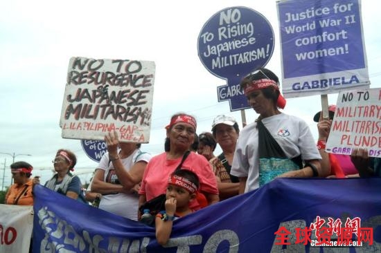 1月12日,菲律宾多个民间团体在日本驻菲大使馆前举行集会抗议活动,要求日本政府向慰安妇受害者正式道歉、赔偿。图为参加集会抗议的人群。1月12日至13日,日本首相安倍晋三对菲律宾进行正式访问。<a target='_blank' href='http://www.chinanews.com/'>中新社记者 张明 摄 点击进入下一页