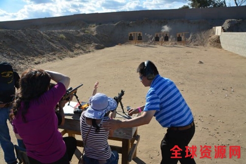 中国侨网位于河滨科洛纳市附近加州最大射击场Mike Raahauge Shooting Enterprises，有不少华人枪友练习射击。(美国《世界日报》/资料照片)