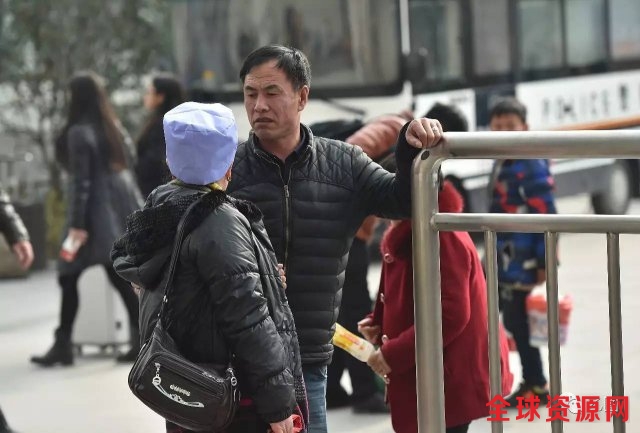 岁民工火车站送别妻子画面