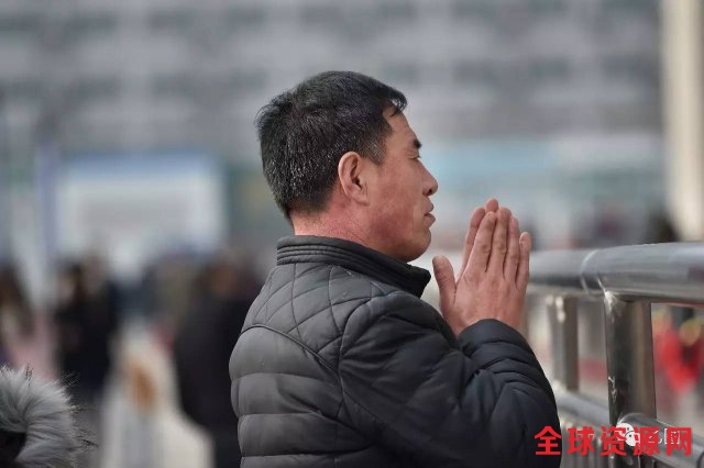 岁民工火车站送别妻子画面