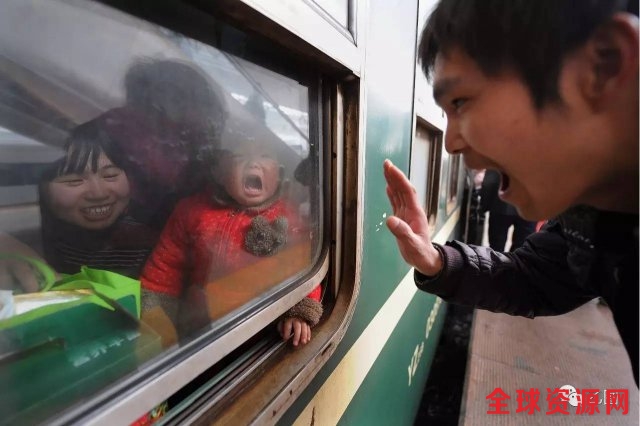 岁民工火车站送别妻子画面