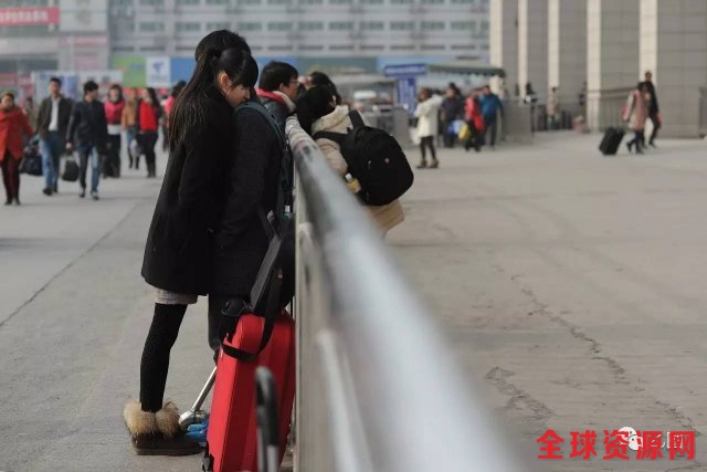 岁民工火车站送别妻子画面