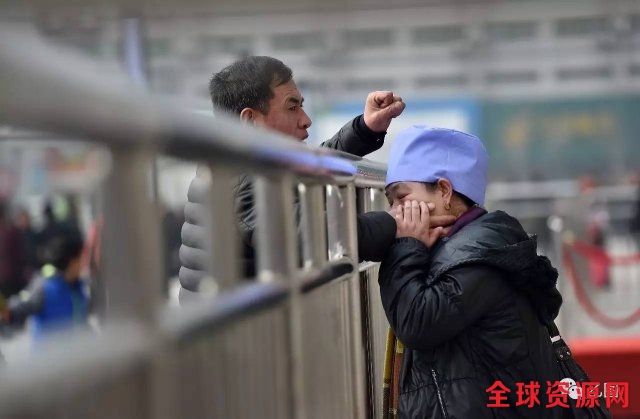 岁民工火车站送别妻子画面