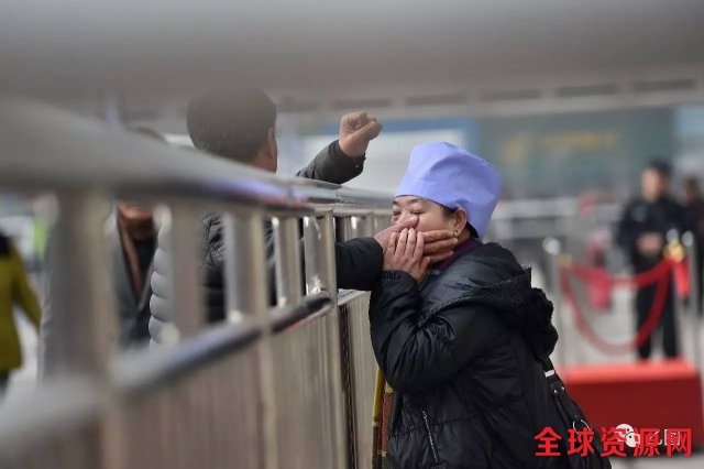 岁民工火车站送别妻子画面